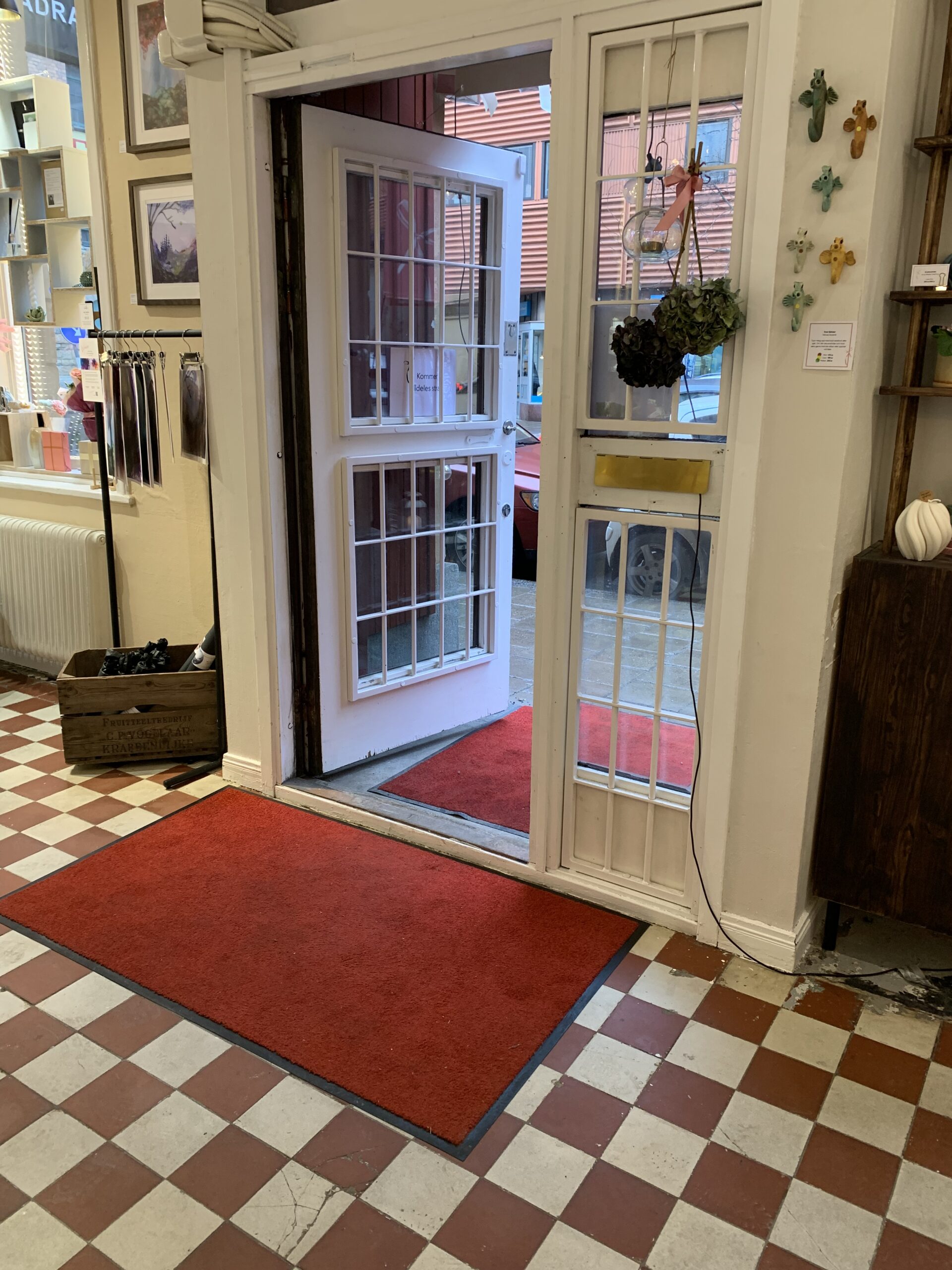 Butiken-ingång-om oss-presentmakeriet Entré mysig presentbutik Södermalm -Presentmakeriet