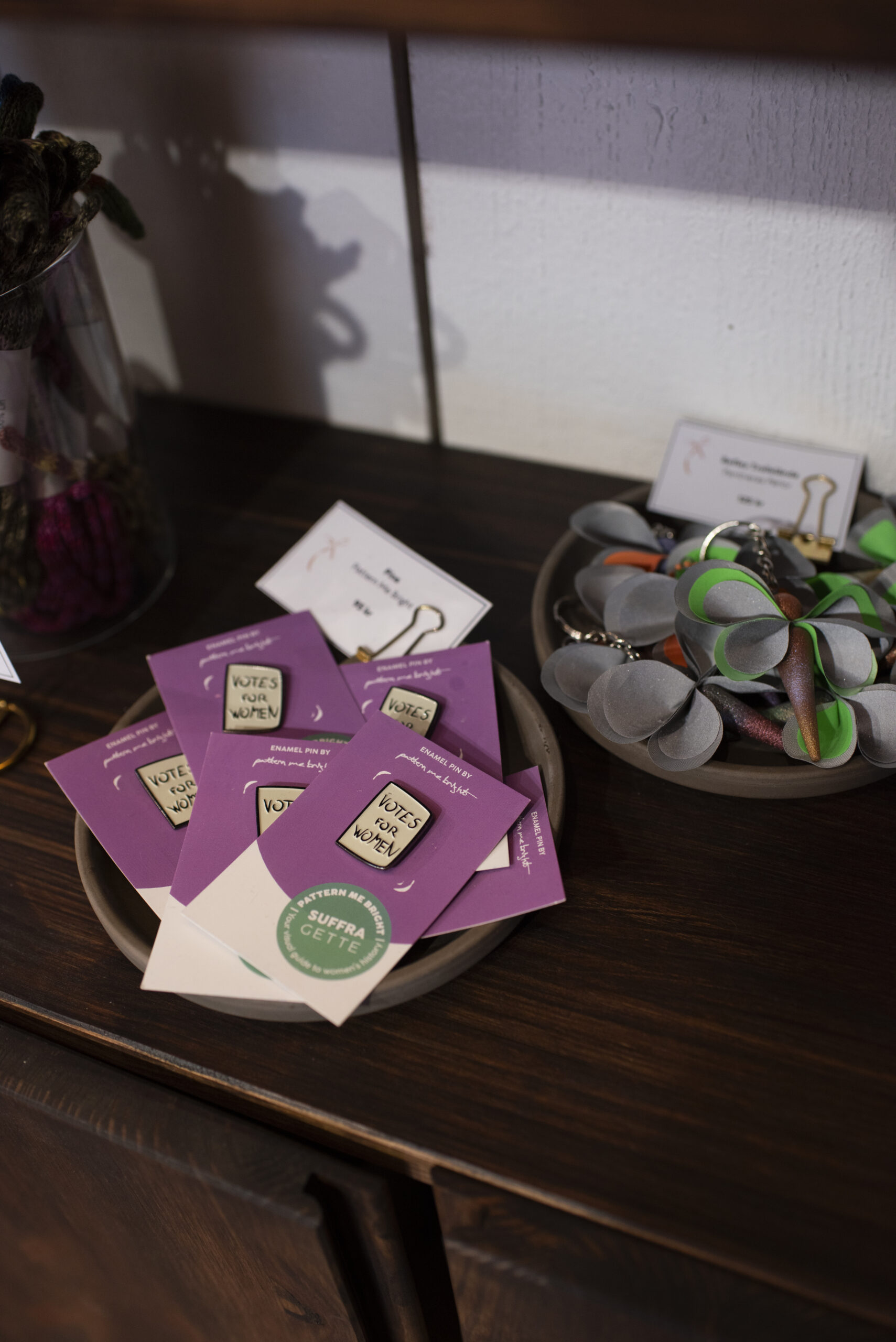 Pins-Reflexer-Presentmakeriet Pins och reflexer, stationery - Presentmakeriet