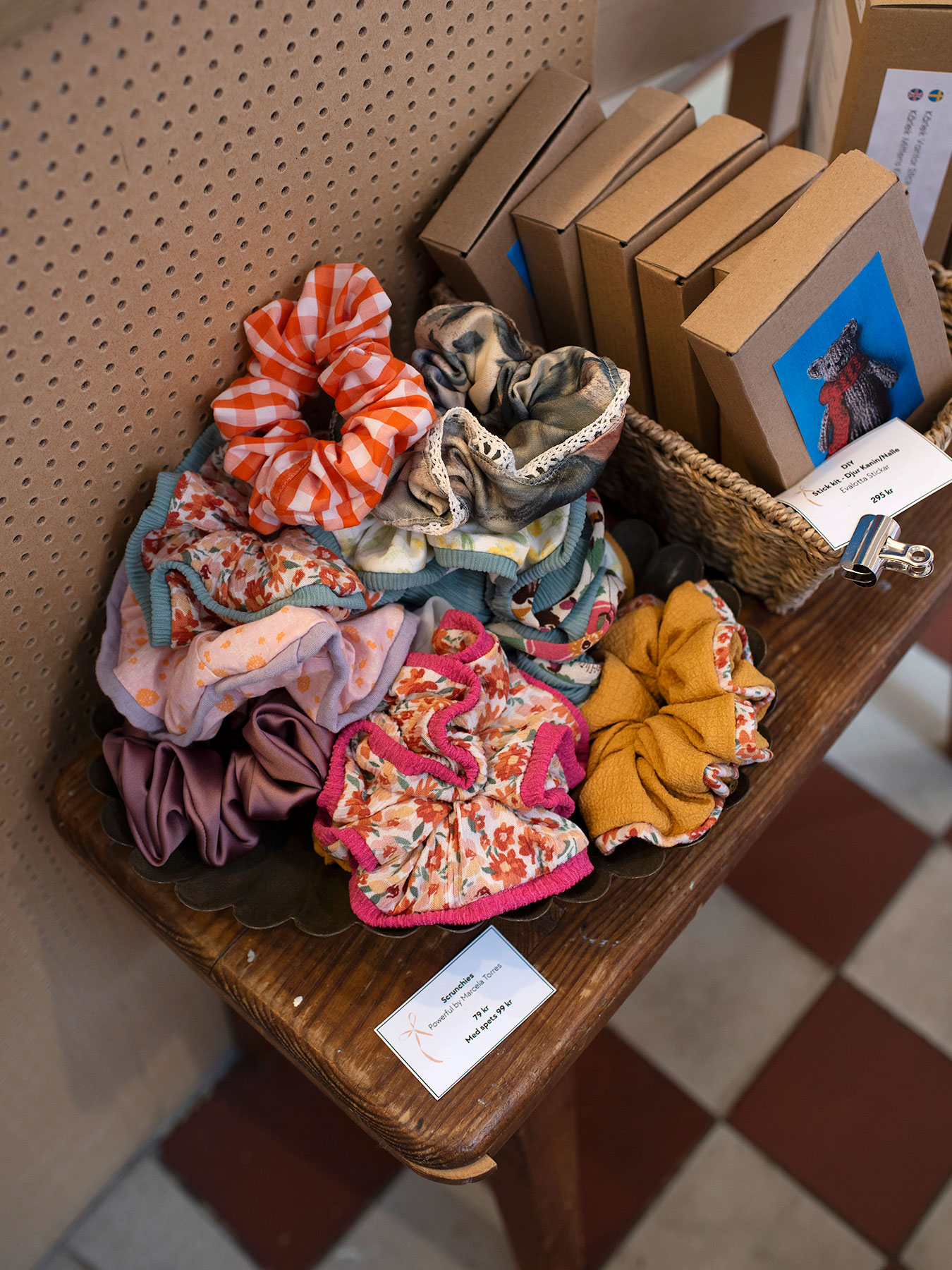 presentmakeriet-44-scrunchies-marcela-torres Scrunchies, accessoarer - Presentmakeriet